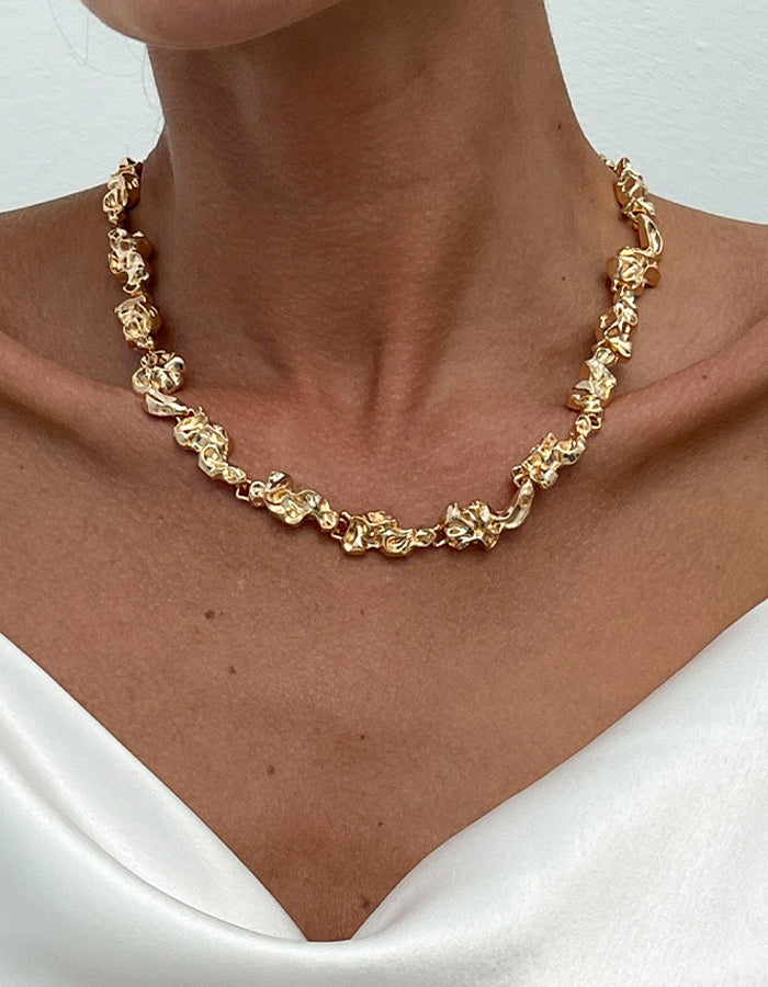 Gioielli metallici plissettati effetto lava liquida