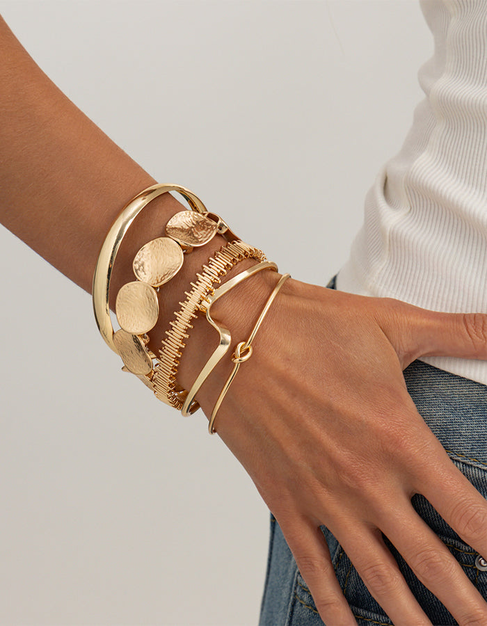 Set di 5 braccialetti aperti con nodi irregolari