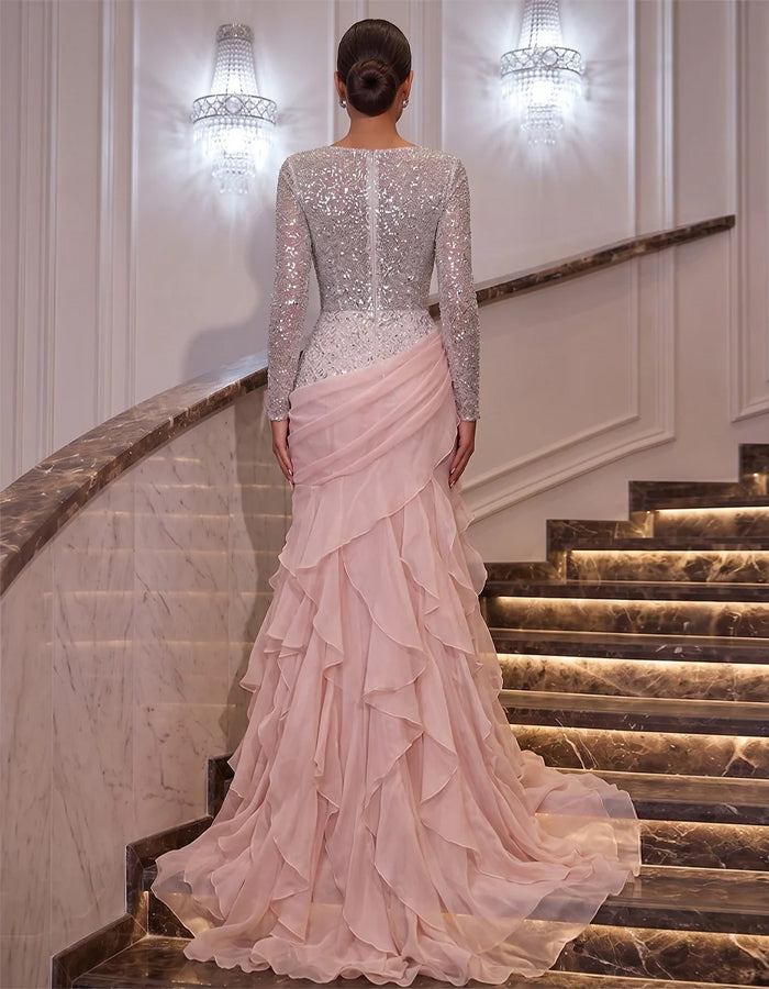 Abito lungo in chiffon argento con paillettes e volant rosa a strati
