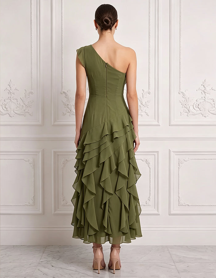 Abito lungo in chiffon verde oliva, monospalla, con volant a strati
