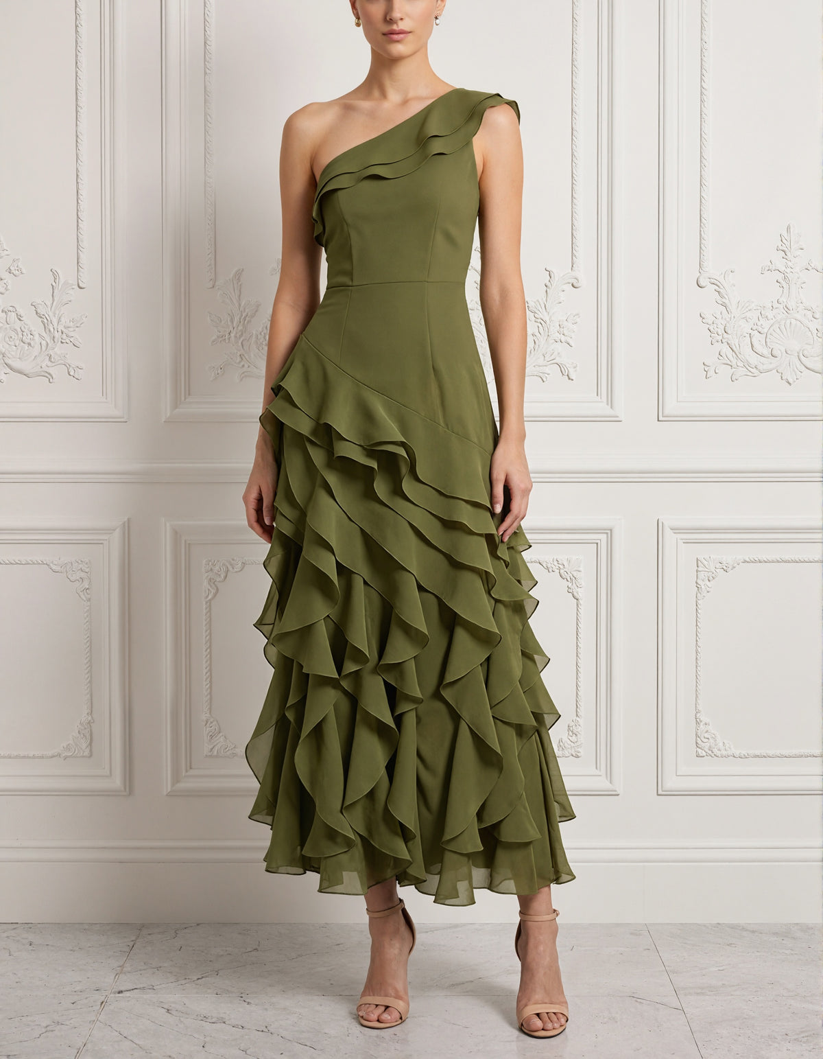 Abito lungo in chiffon verde oliva, monospalla, con volant a strati