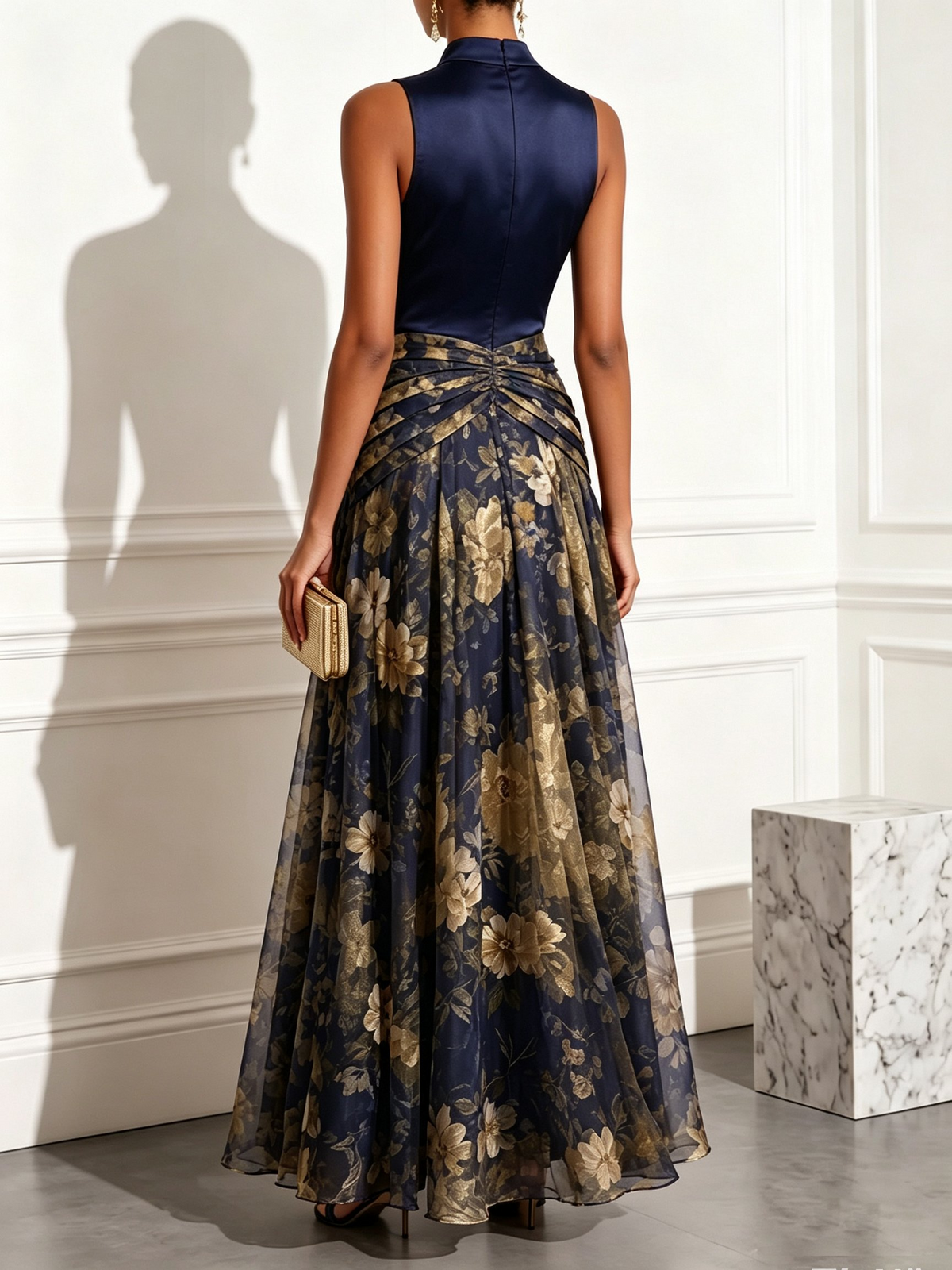 Abito maxi svasato in chiffon con stampa floreale dorata e corpetto in raso, blu navy, collo alto e senza maniche