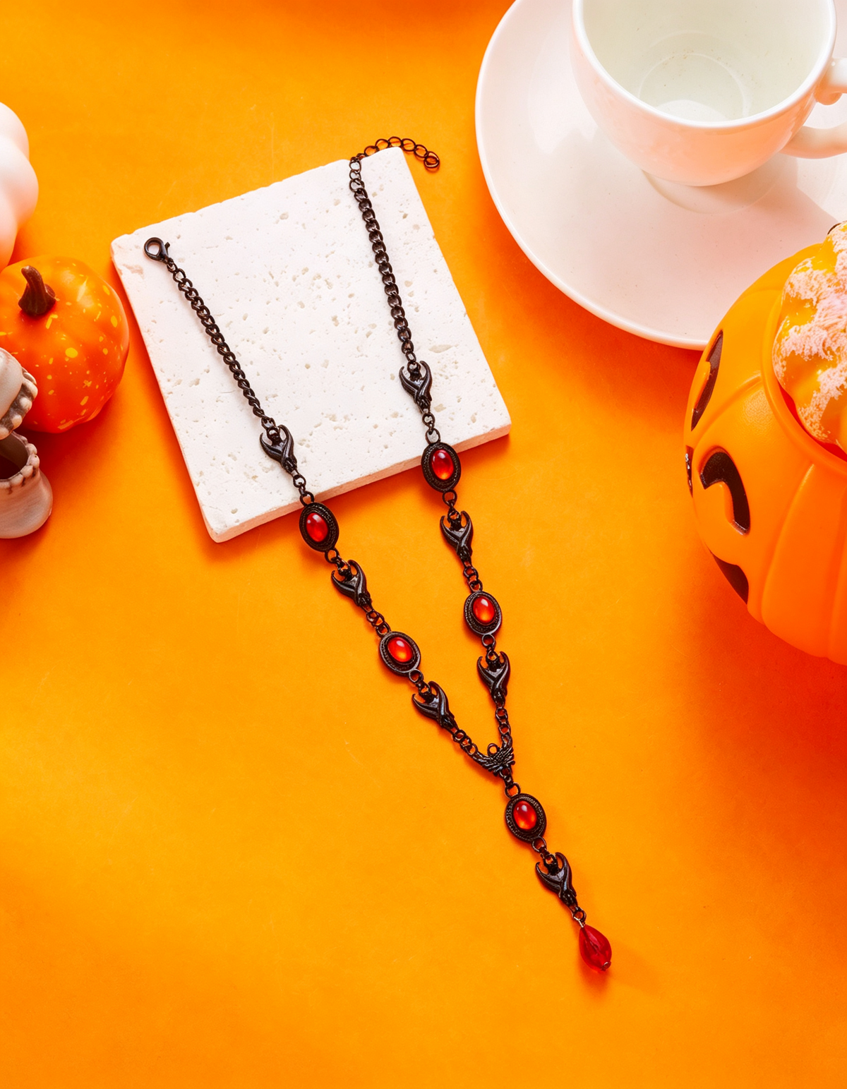 Collana girocollo gotica a Y con pipistrello, pietra rossa e mezzaluna nera