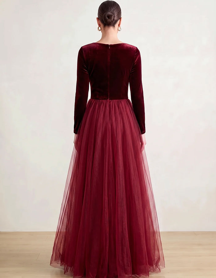 Abito lungo in velluto e tulle bordeaux con scollo a V, maniche lunghe e spacco