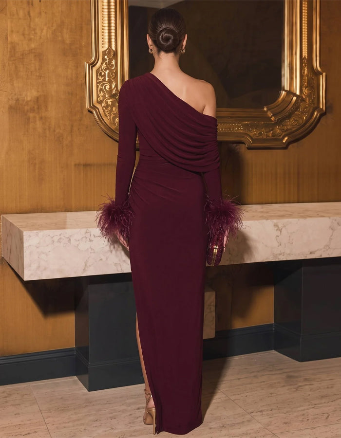 Abito lungo bordeaux monospalla drappeggiato con polsini di piume