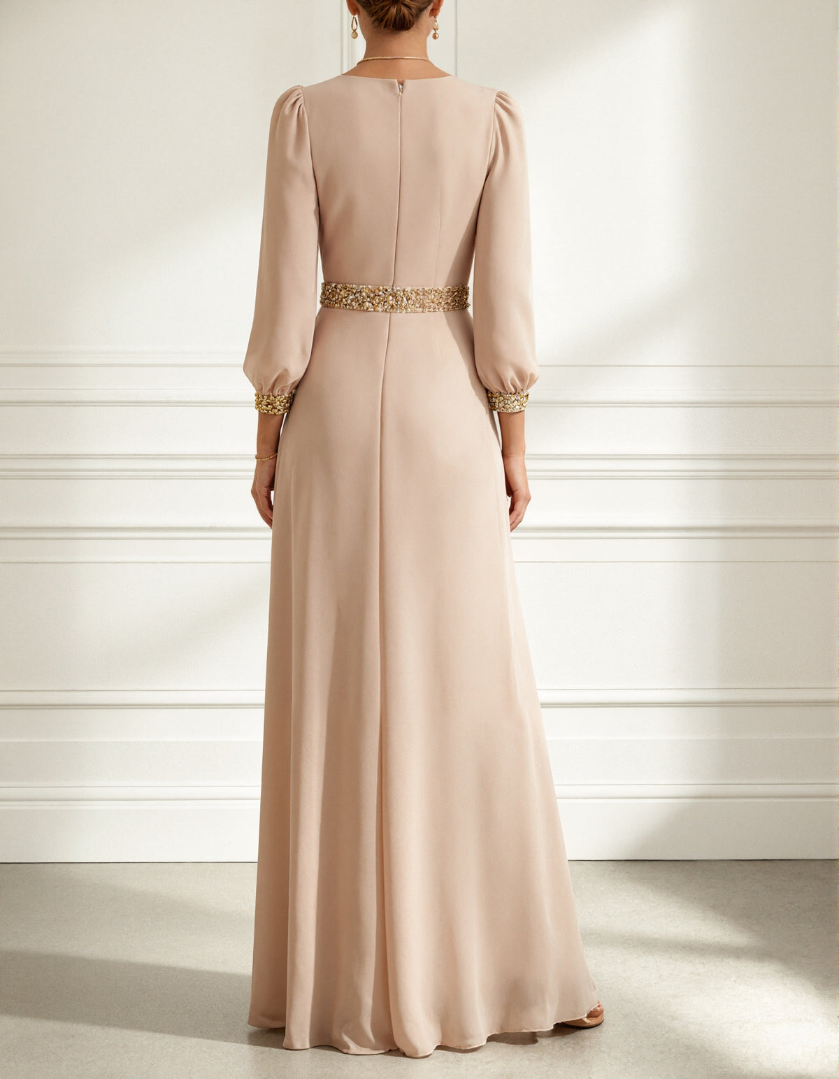 Abito lungo in chiffon color nude con maniche lunghe e scollo a V