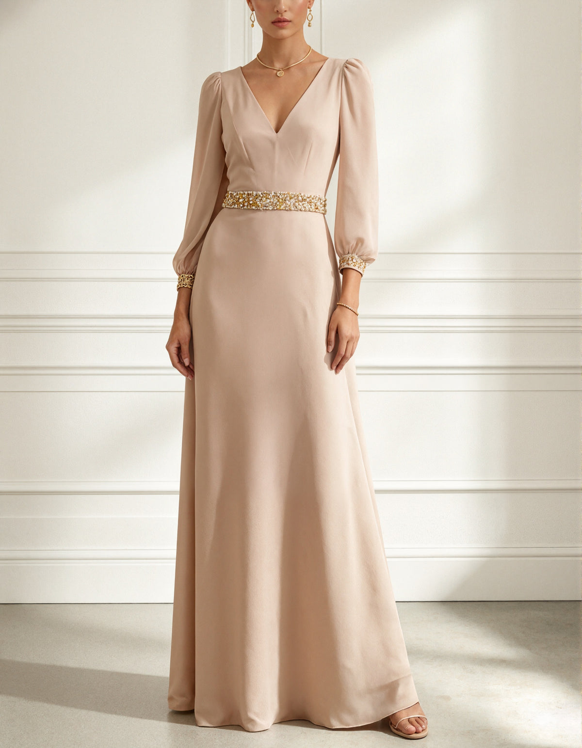 Abito lungo in chiffon color nude con maniche lunghe e scollo a V