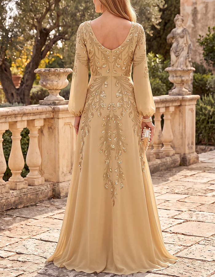 Abito maxi svasato in chiffon color champagne con paillettes dorate ricamate a foglie, scollo a V e maniche lunghe a vescovo