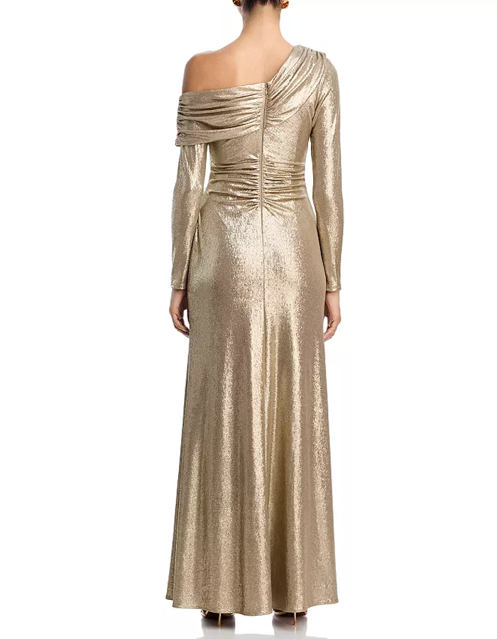 Abito maxi asimmetrico drappeggiato, con spalle scoperte e maniche lunghe