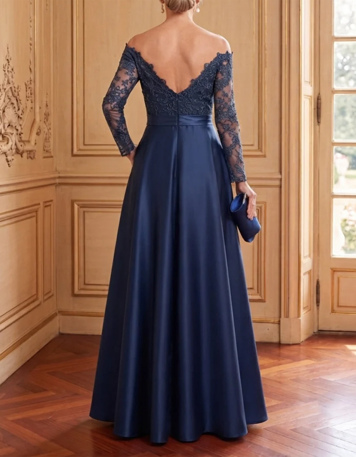 Abito maxi a trapezio in pizzo e raso blu navy con spalle scoperte