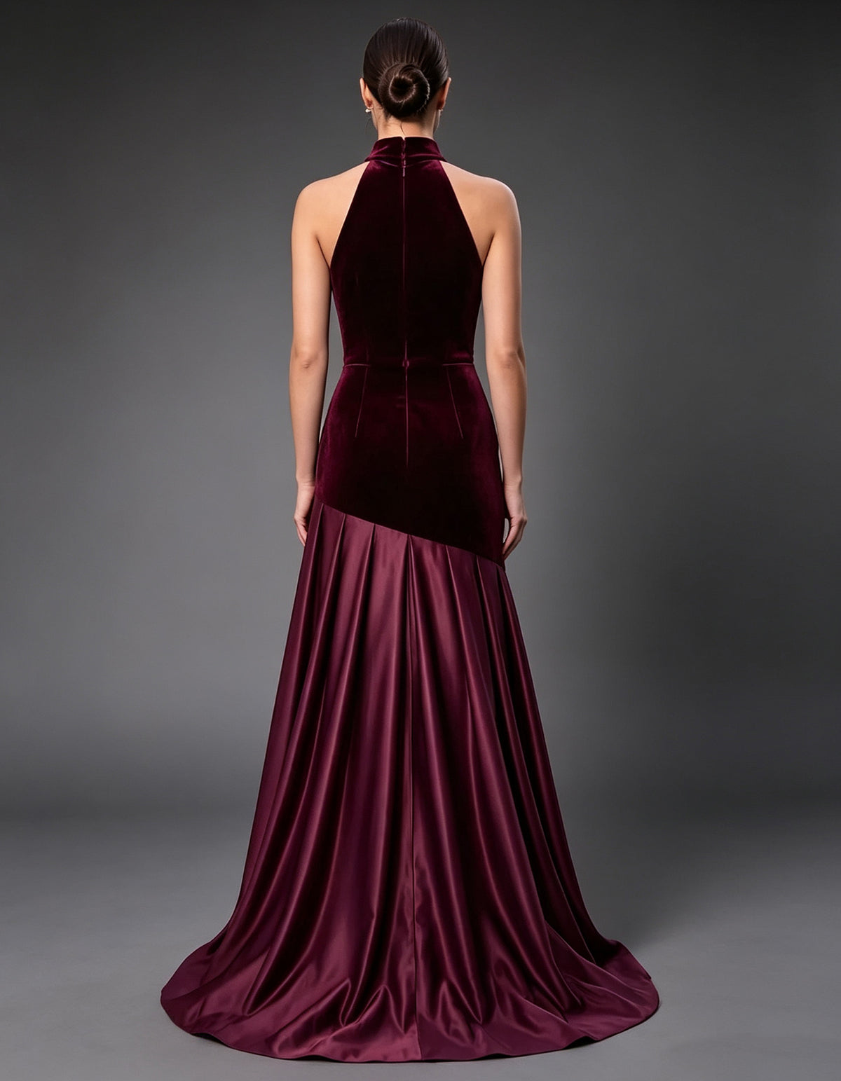 Abito lungo in velluto bordeaux con scollo all’americana e inserti patchwork in velluto e raso
