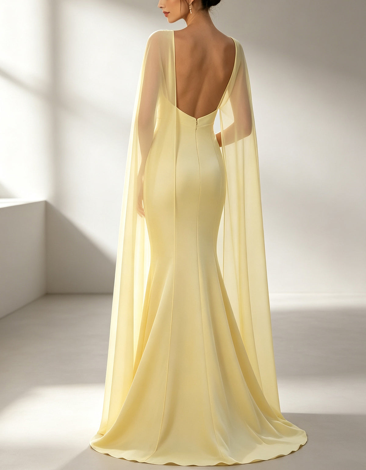 Abito lungo in raso con mantella sovrapposta in chiffon e scollo a V
