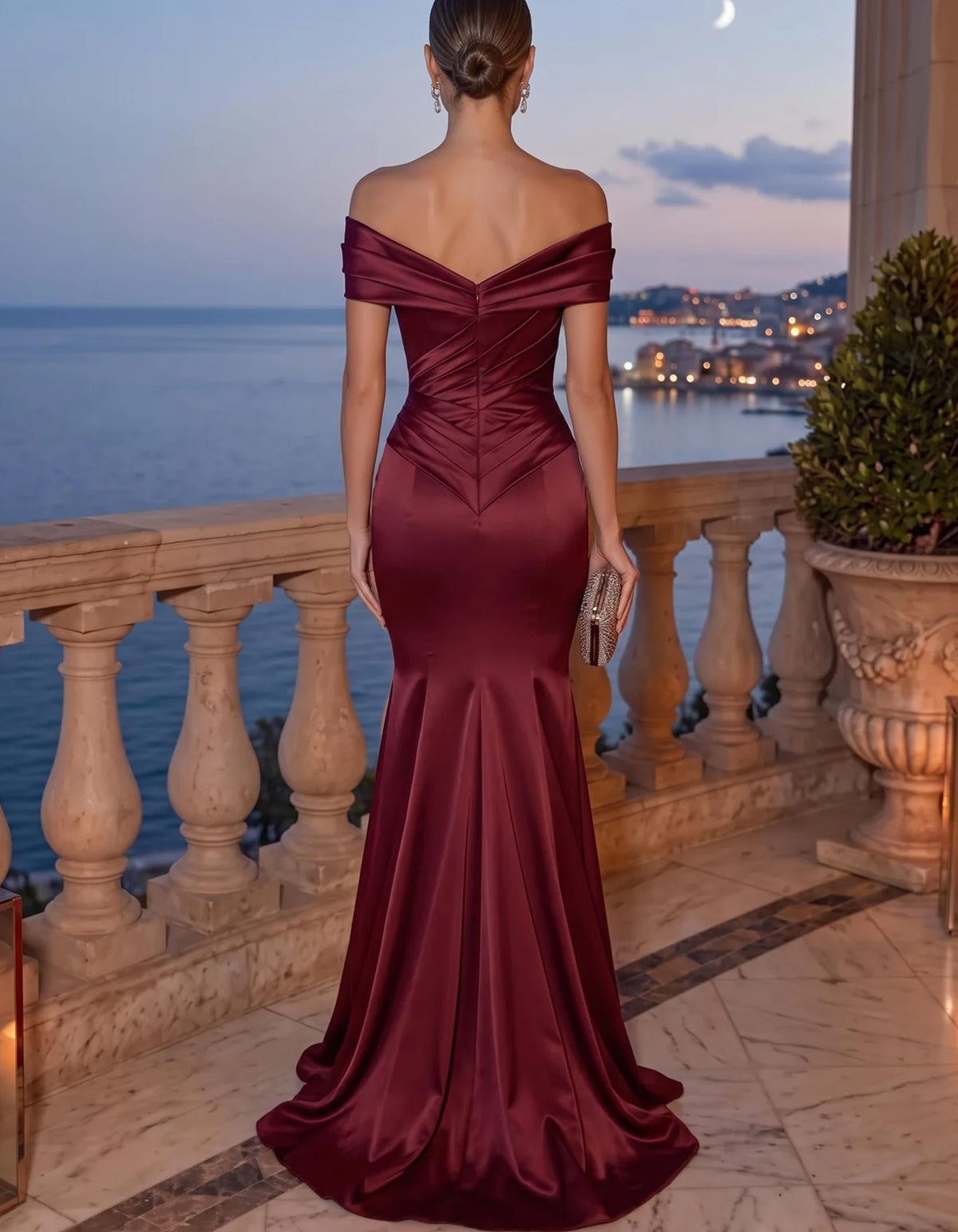 Abito maxi in raso con spalle scoperte, scollo a cuore, incrocio e arricciature