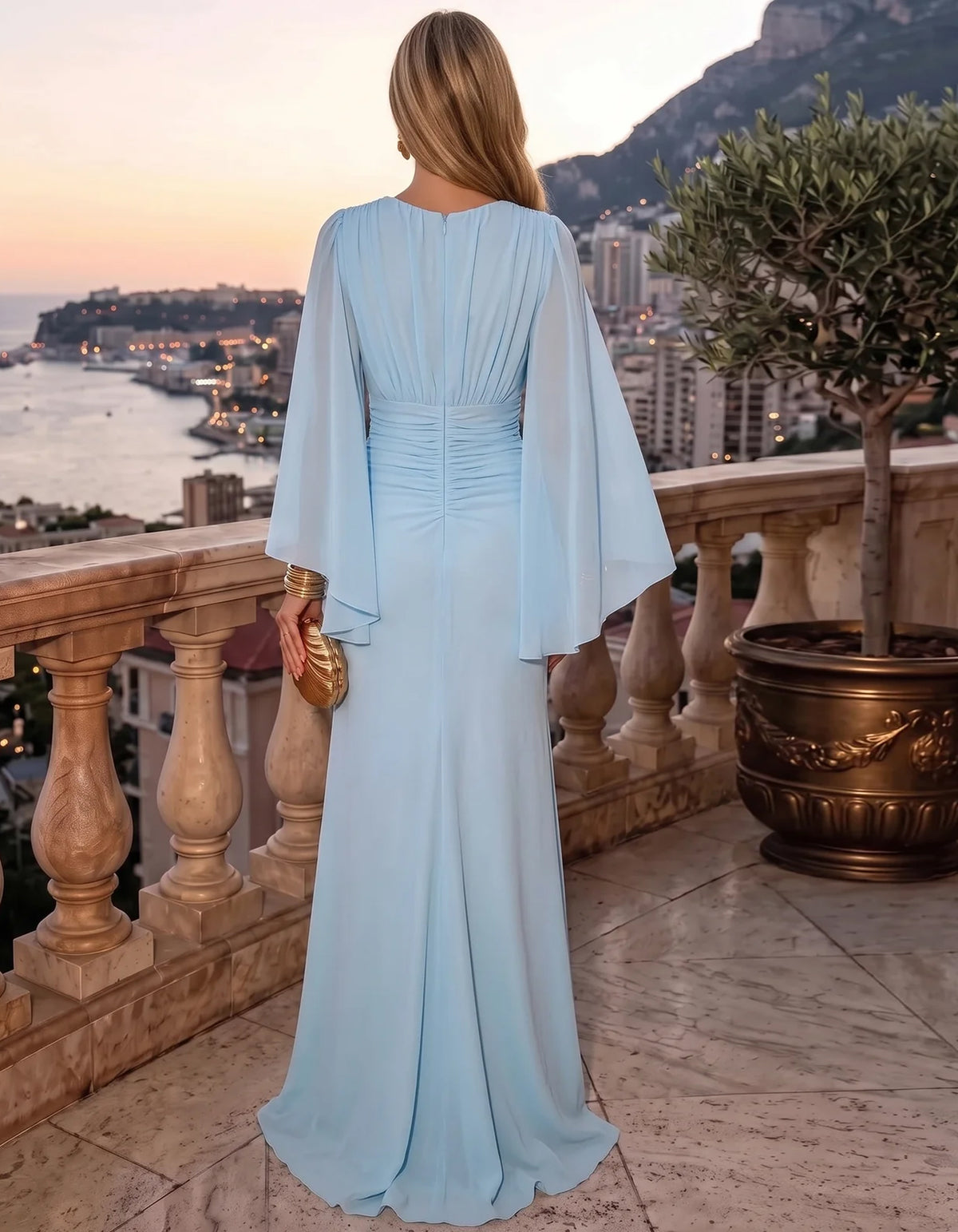 Hellblaues Maxikleid aus Chiffon mit V-Ausschnitt