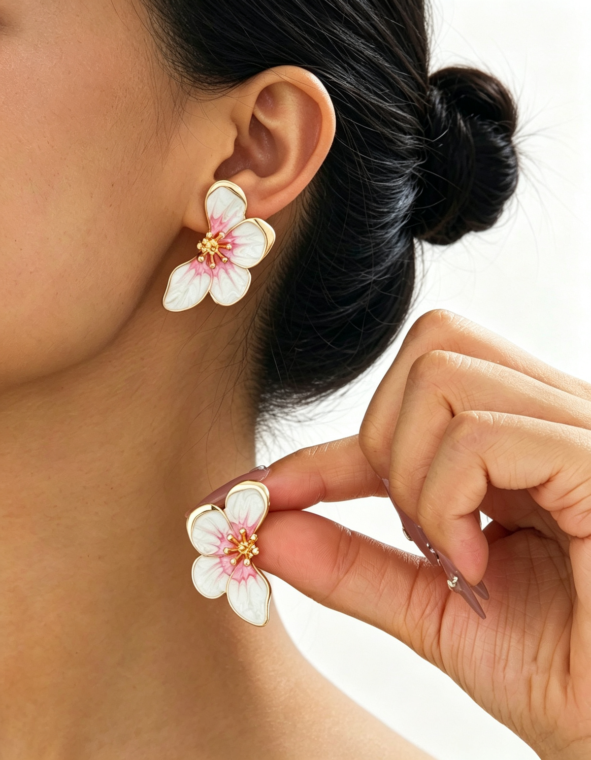 Pendientes de flores de cerezo esmaltadas en rosa