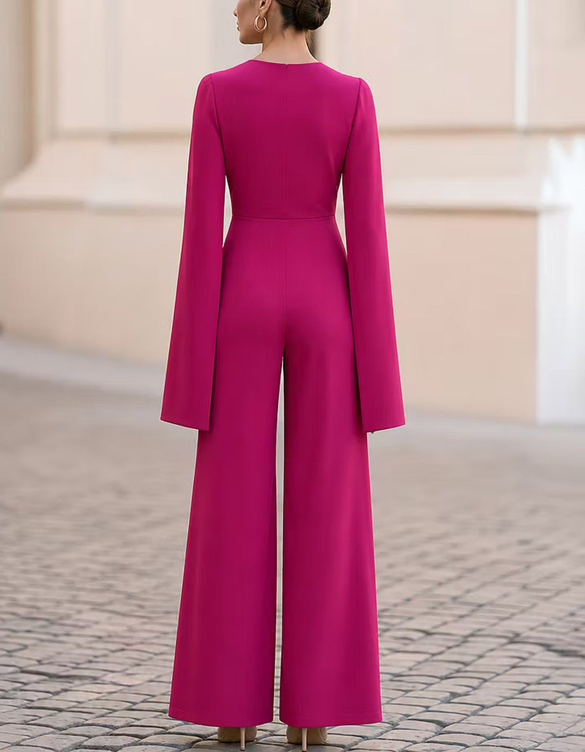 Tuta con maniche a mantella color magenta e gamba ampia
