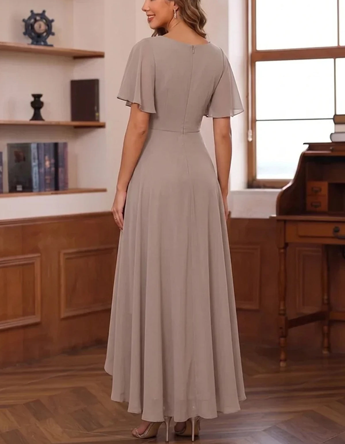 Rochie maxi din șifon, cu decolteu în V, mâneci fluture și lungime asimetrică