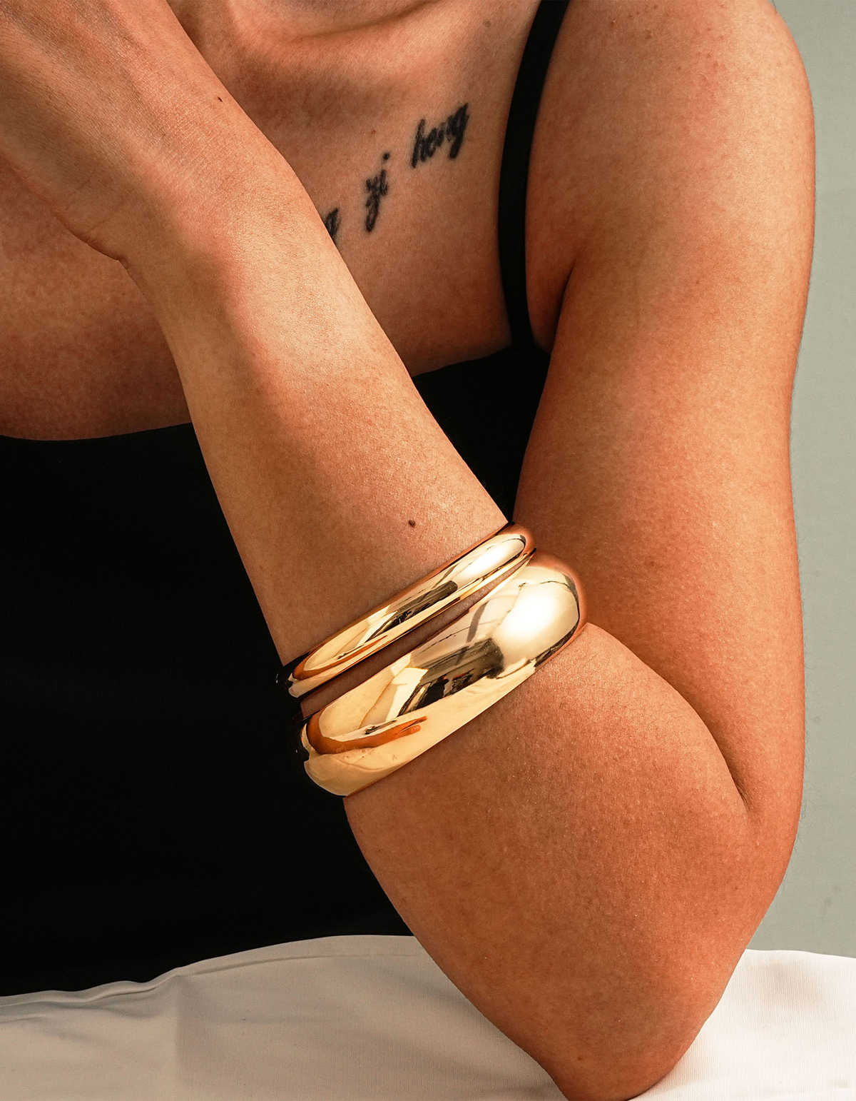 Ensemble de bracelets manchettes épais en métal doré poli pour femme, tenue de soirée