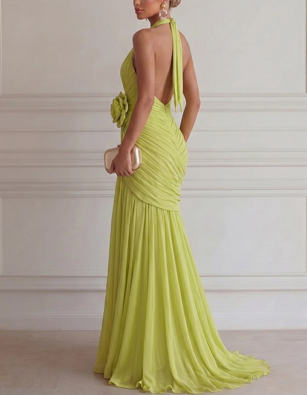 Maxijurk van pistachegroene chiffon met halternek, plooien en rozen