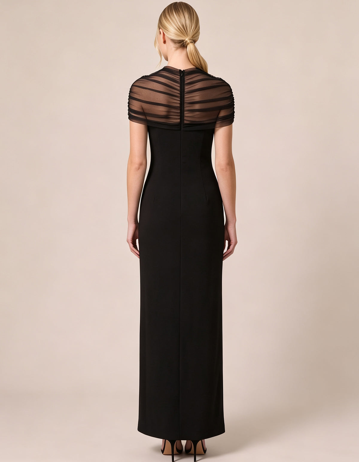 Vestido maxi com sobreposição de capa em malha, cintura franzida e racha