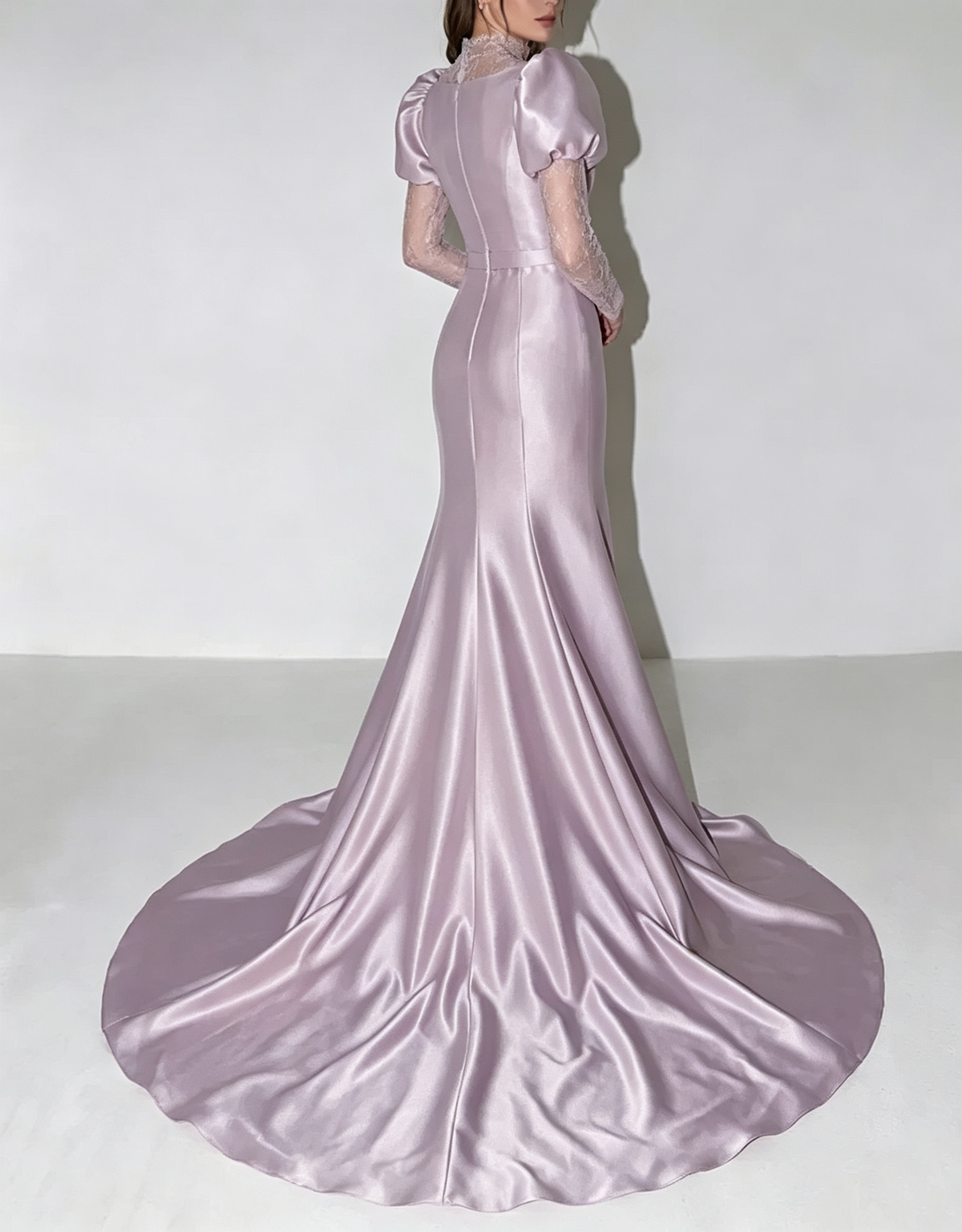 Vestido de noite comprido de cetim, com gola subida, mangas compridas e corte sereia