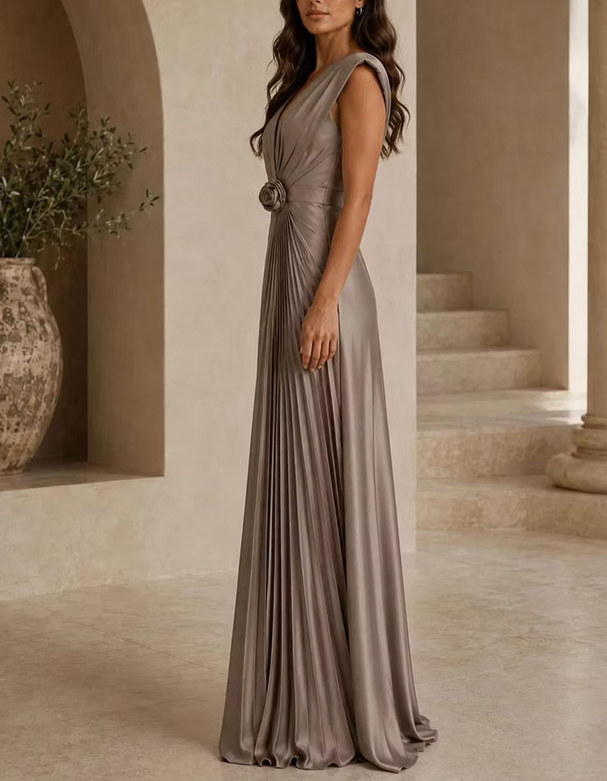 Abito maxi in raso color tortora con pieghe, scollo a V profondo e rose 3D