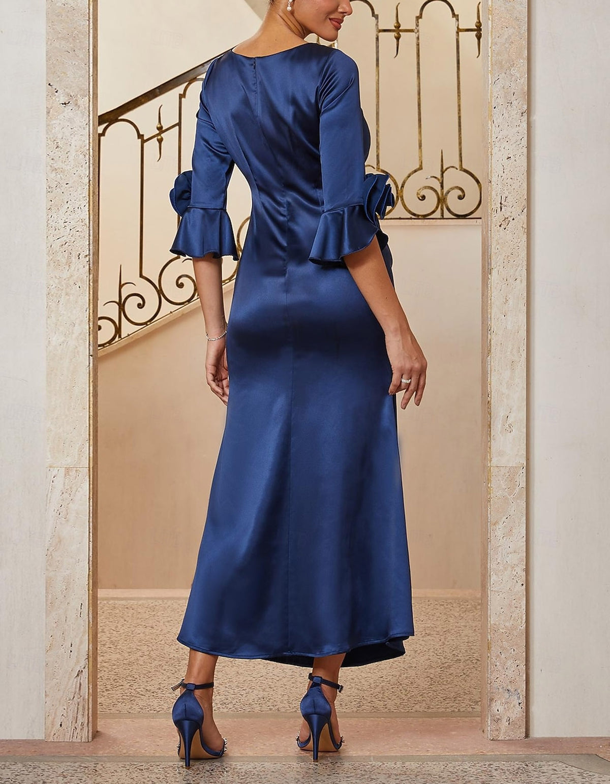 Dunkelblaues Satin-Maxikleid mit rundem Ausschnitt und 3D-Blumenmuster
