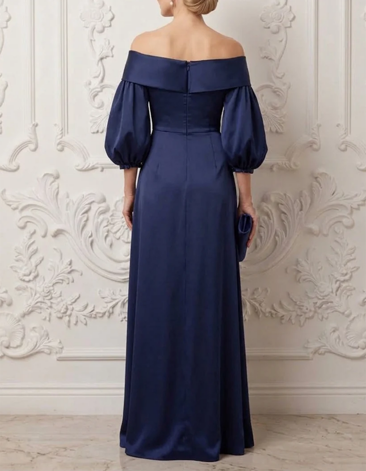 Marineblauwe off-shoulder satijnen maxi-jurk
