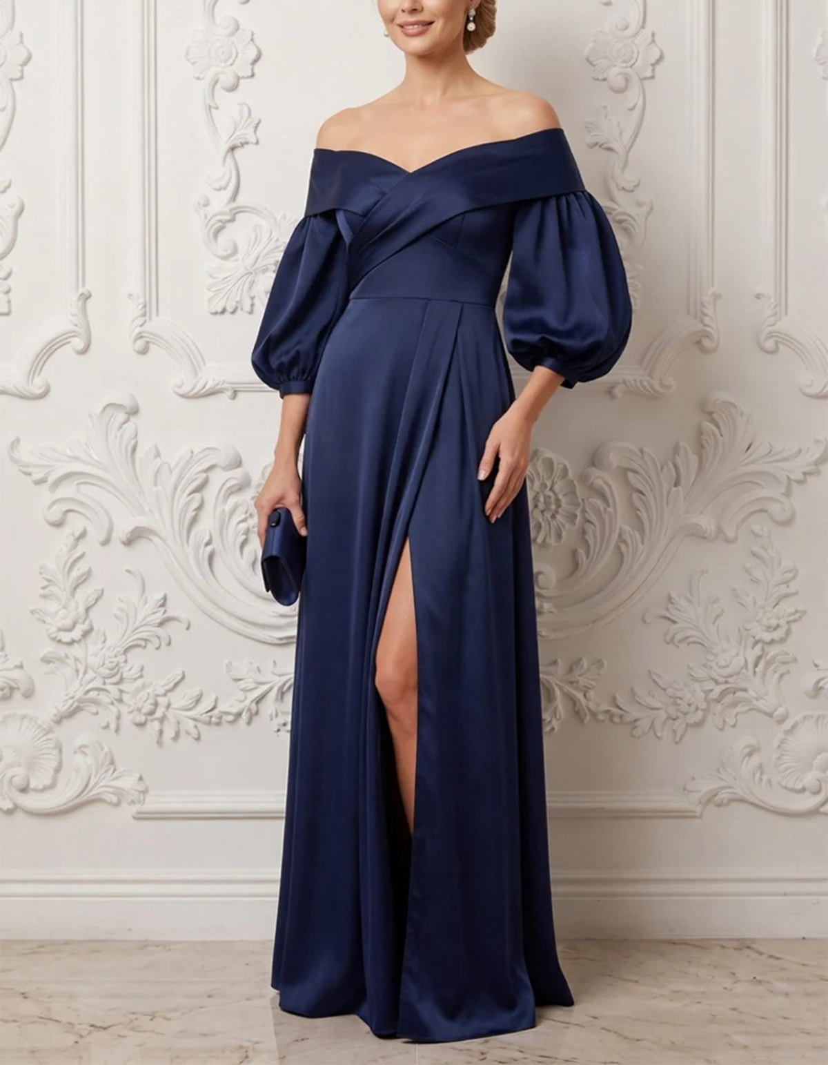 Marineblauwe off-shoulder satijnen maxi-jurk