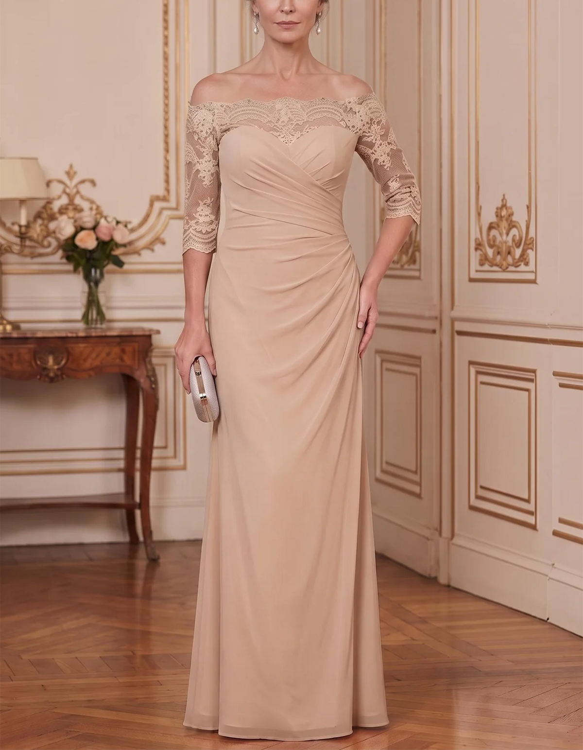 Vestido largo de gasa y encaje color champán, con hombros descubiertos