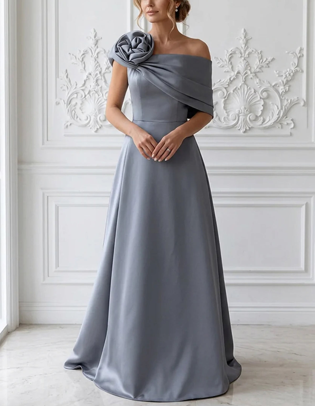 Maxi-jurk van satijn in dusty blue met blote schouders en 3D-bloem