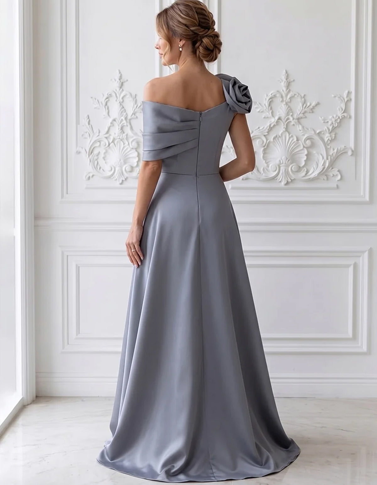 Maxi-jurk van satijn in dusty blue met blote schouders en 3D-bloem