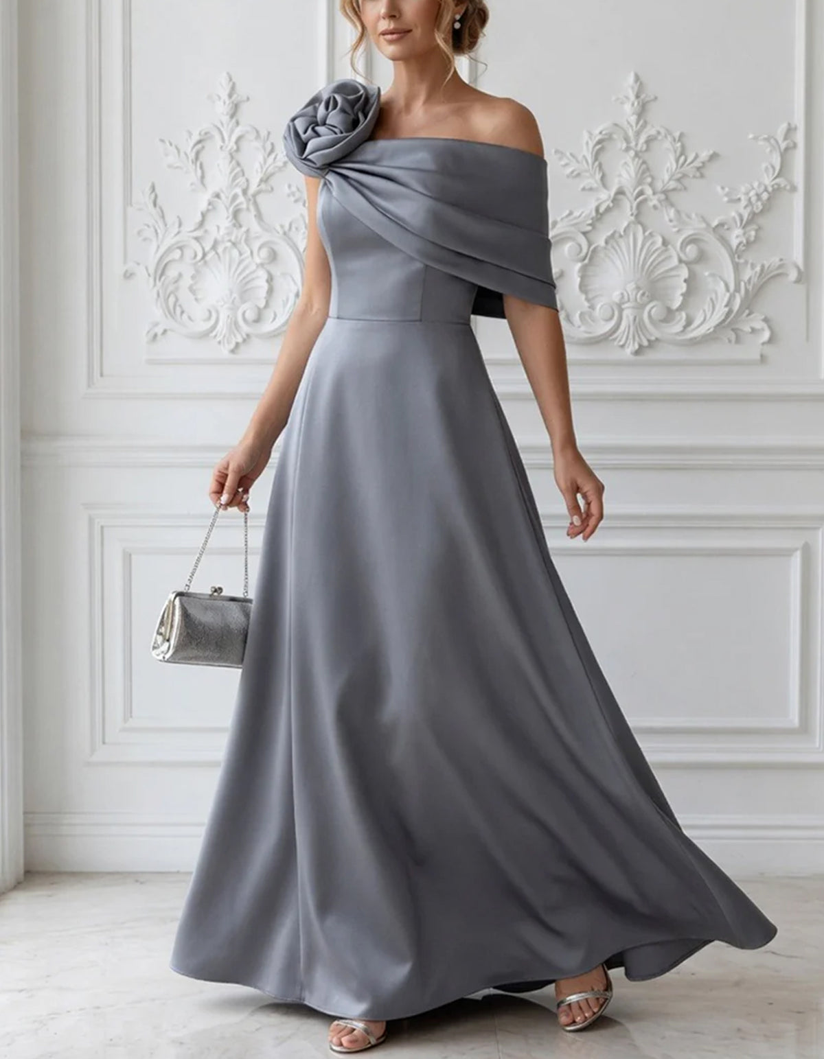 Maxi-jurk van satijn in dusty blue met blote schouders en 3D-bloem