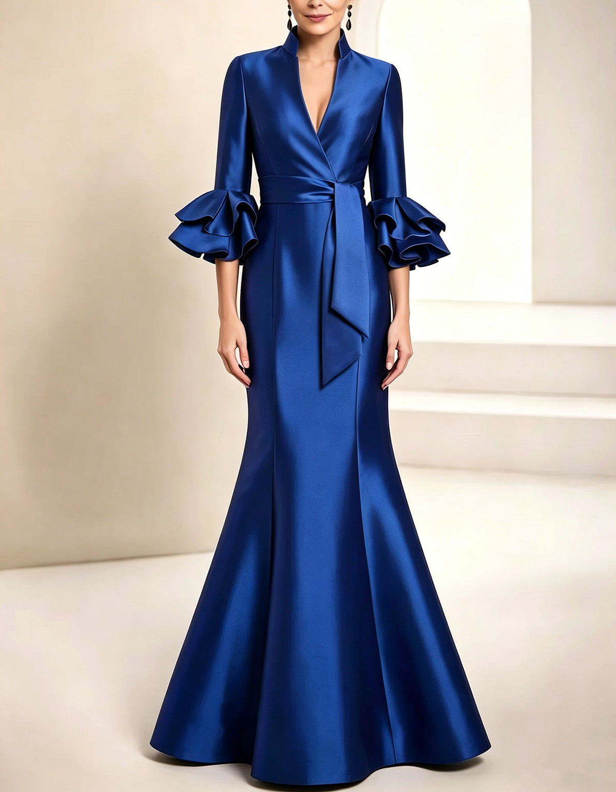Robe longue maxi sirène en satin bleu roi, col montant et volants
