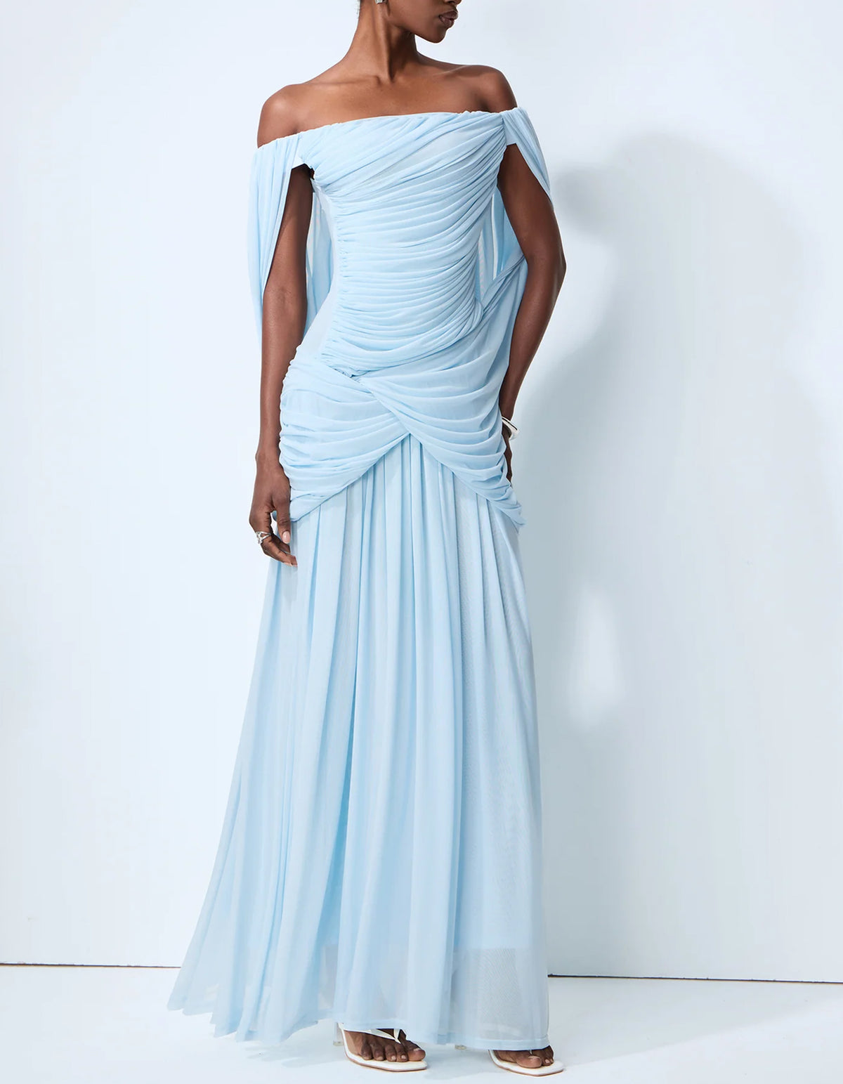Hellblaues Chiffon-Maxikleid mit schulterfreiem Ausschnitt und Plisseefalten
