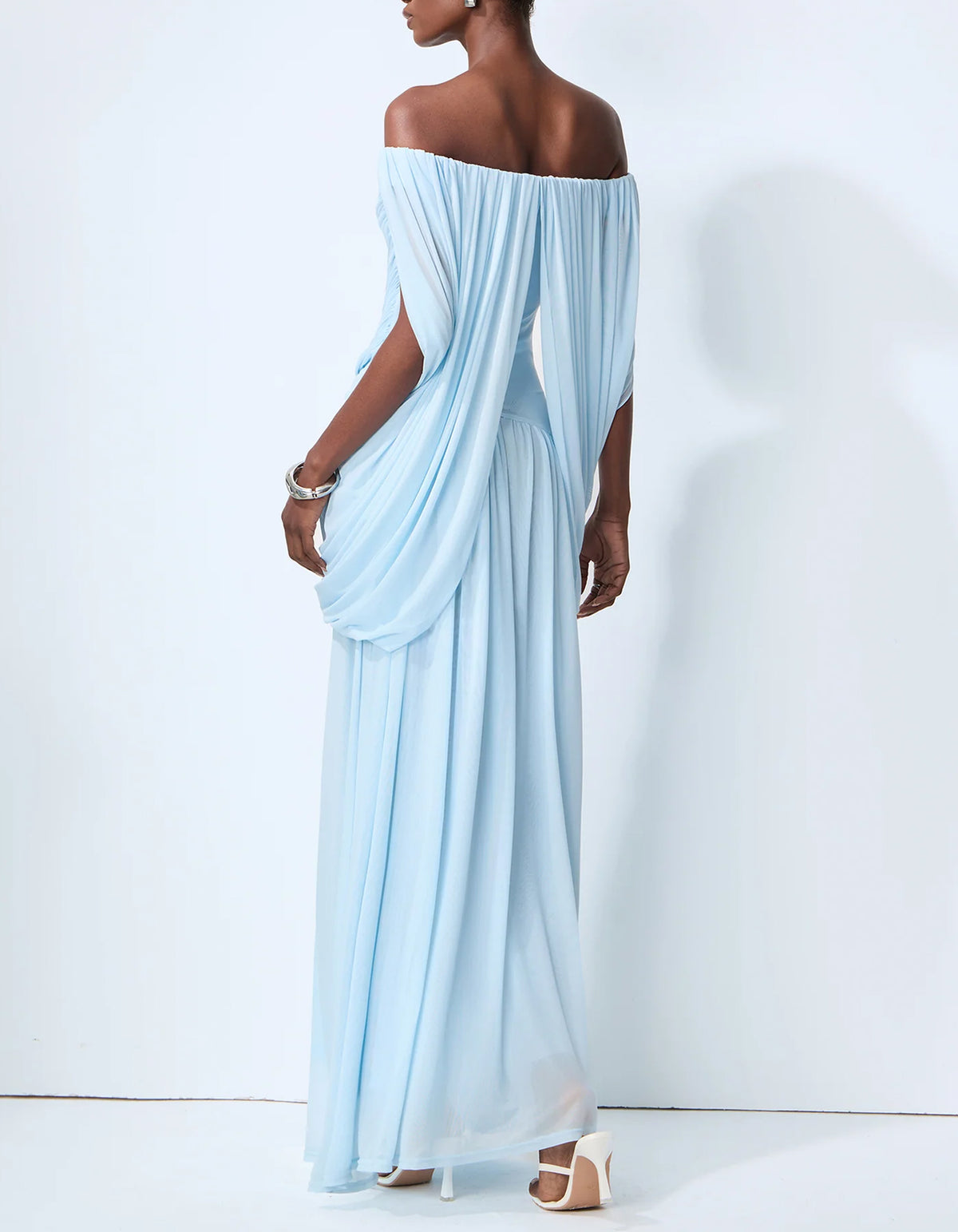Hellblaues Chiffon-Maxikleid mit schulterfreiem Ausschnitt und Plisseefalten