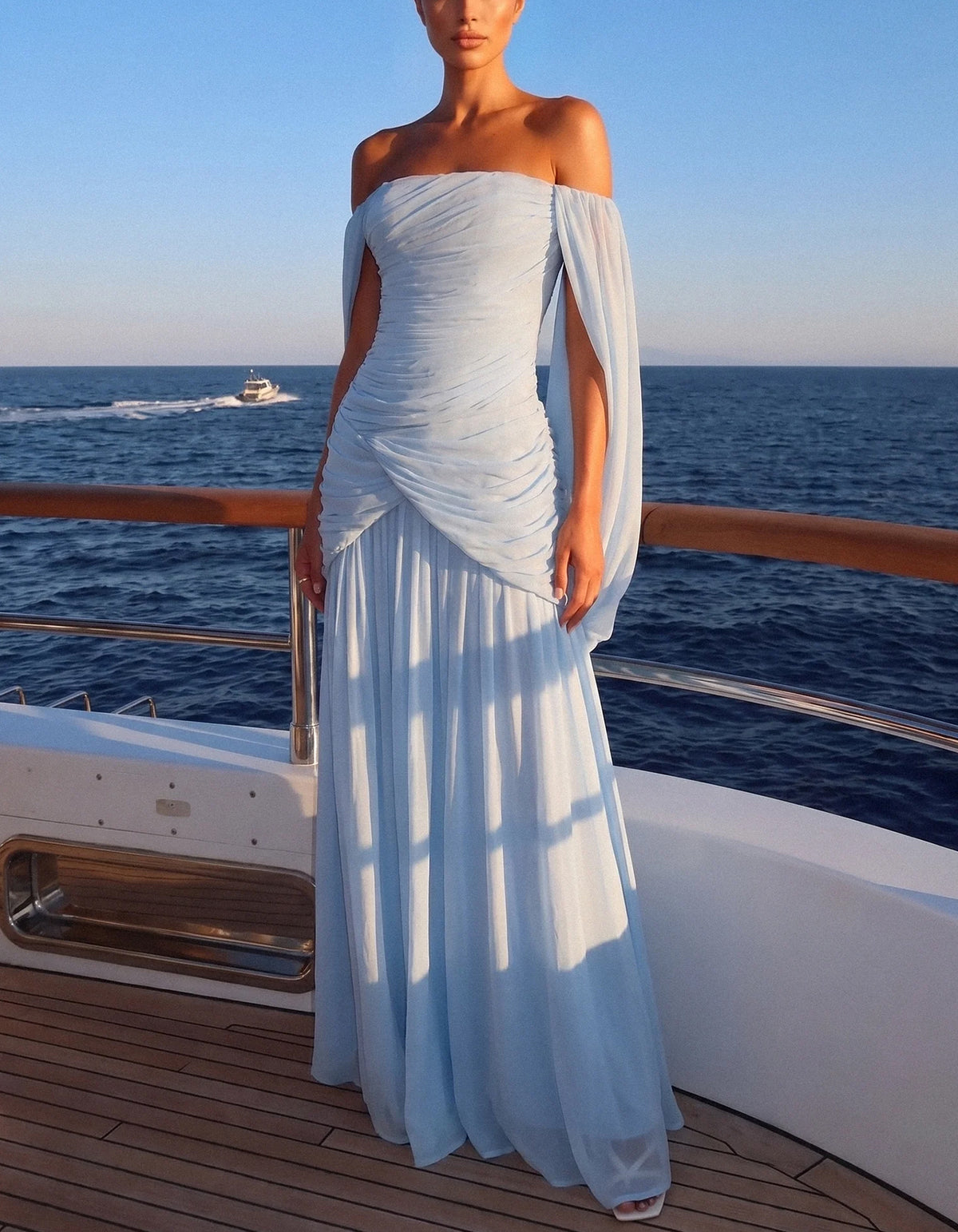 Hellblaues Chiffon-Maxikleid mit schulterfreiem Ausschnitt und Plisseefalten