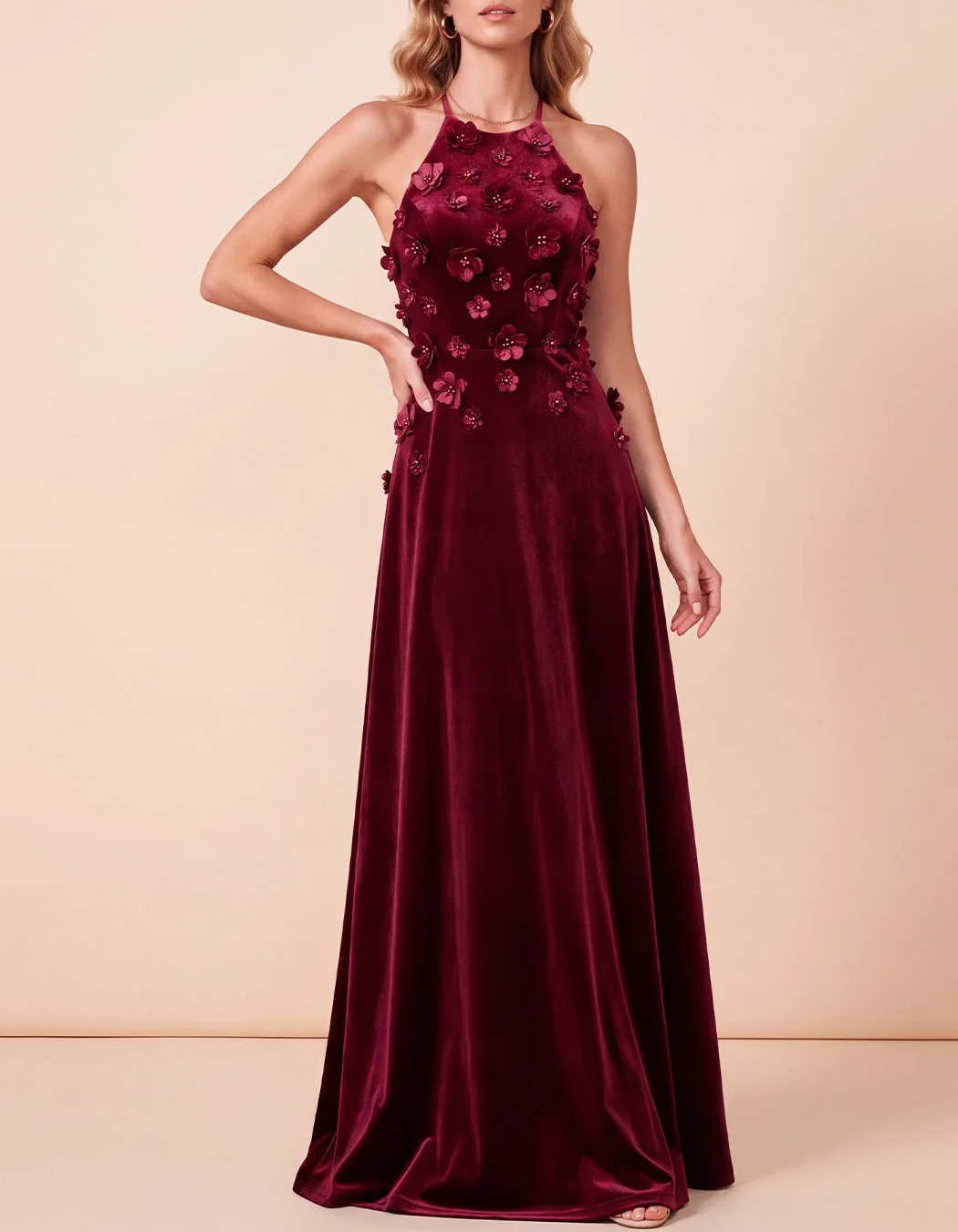 Vestido largo de noche de terciopelo con cuello halter, flores 3D y corte en A