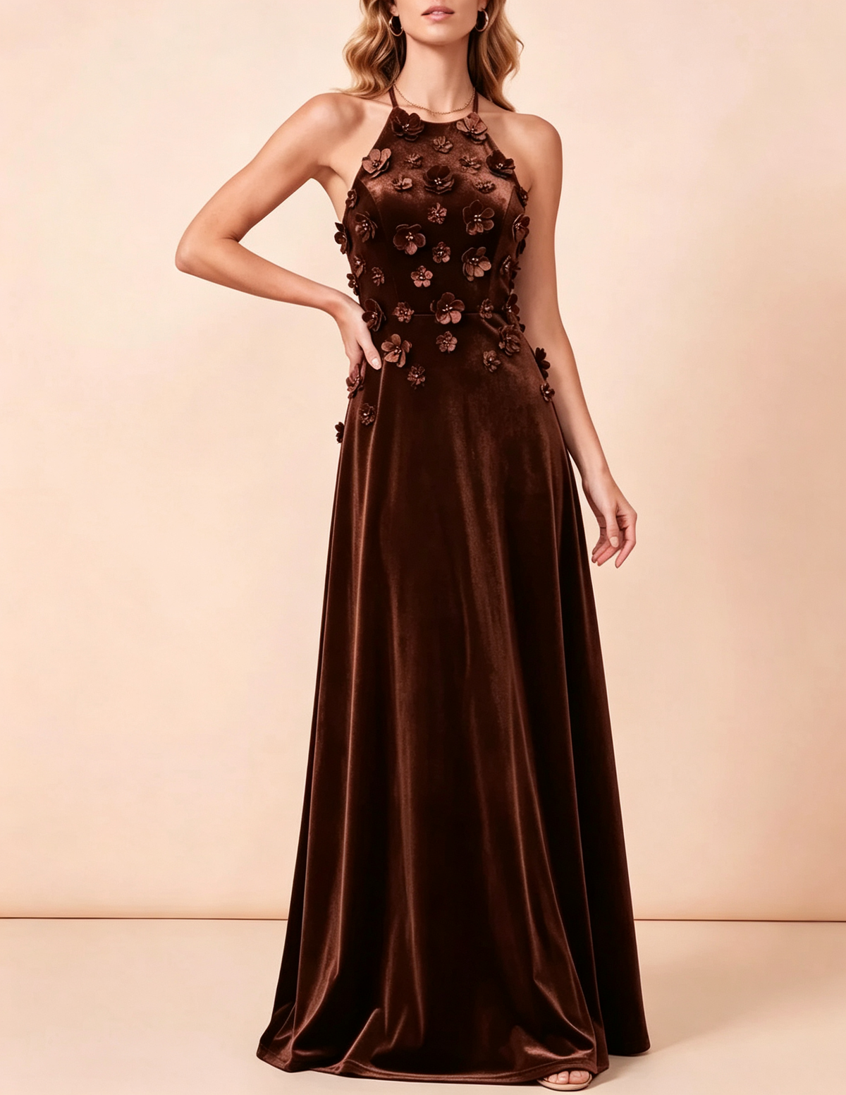 Vestido largo de noche de terciopelo con cuello halter, flores 3D y corte en A