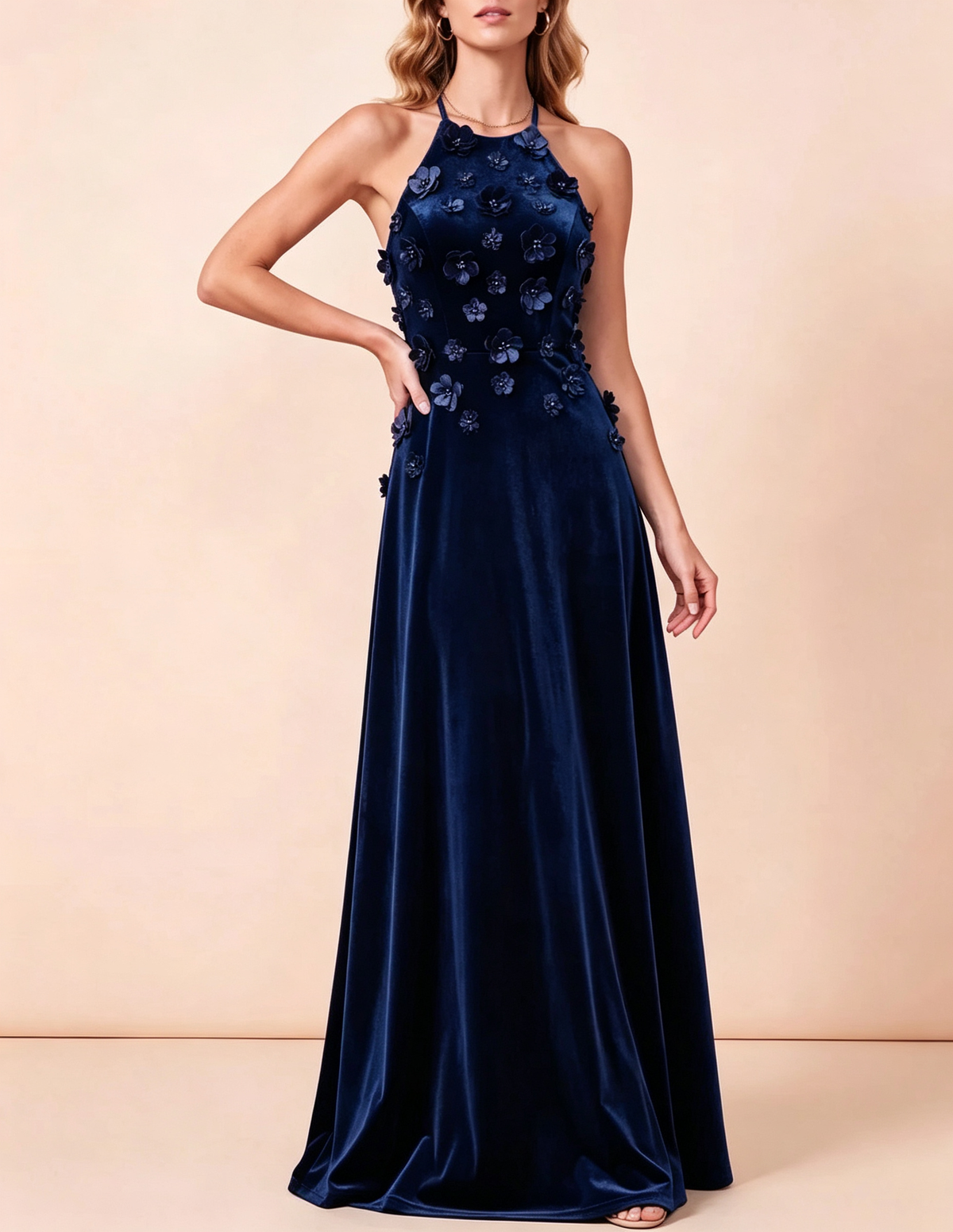 Vestido largo de noche de terciopelo con cuello halter, flores 3D y corte en A