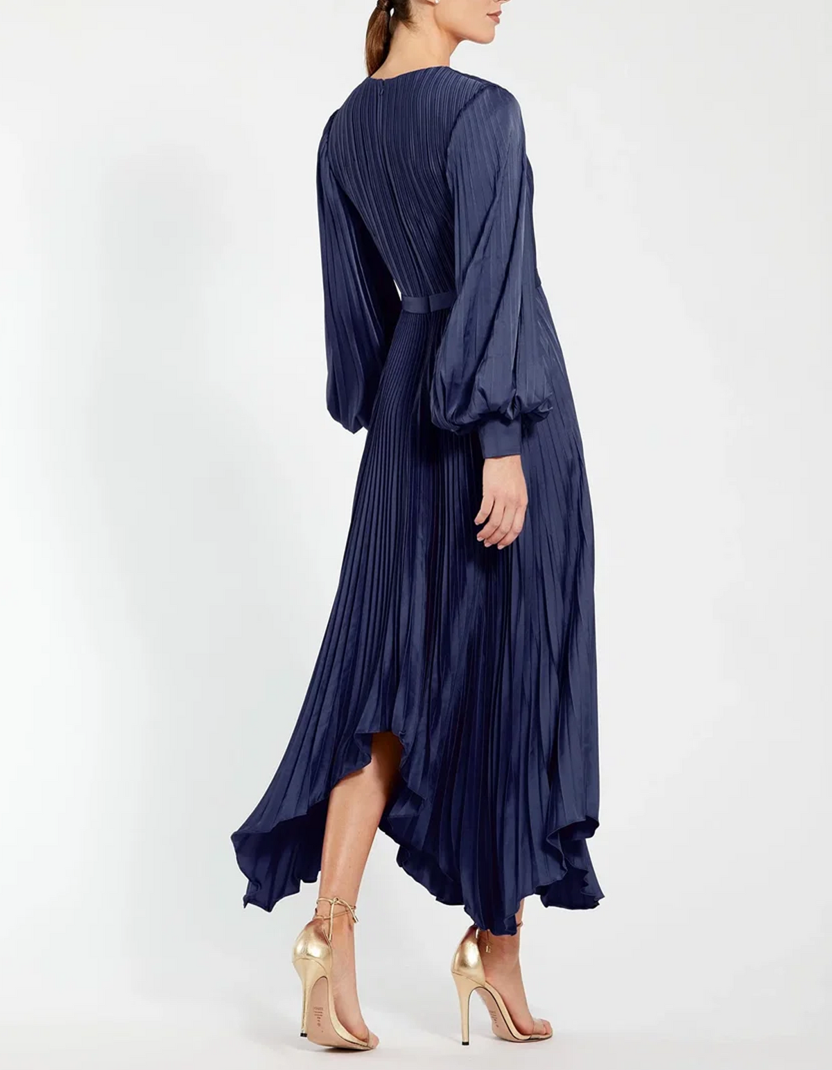 Robe midi en satin plissé à manches longues bouffantes et asymétriques