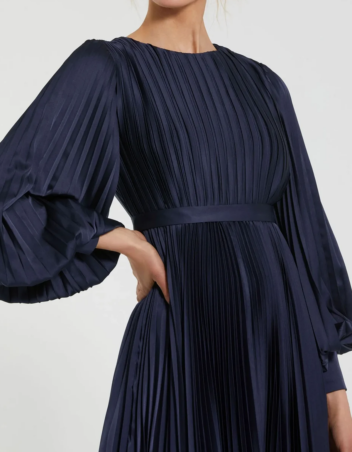 Robe midi en satin plissé à manches longues bouffantes et asymétriques