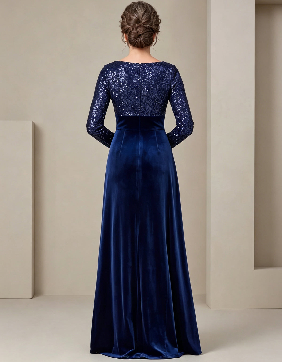 Langes gerafftes Maxikleid aus Pailletten-Samt mit drapierter Seite und langen Ärmeln