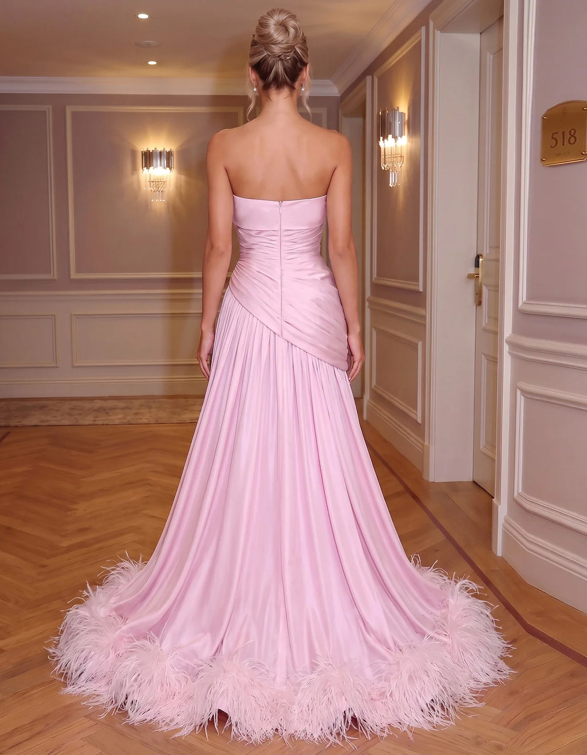 Pinkes trägerloses Maxikleid aus Satin mit Federbesatz