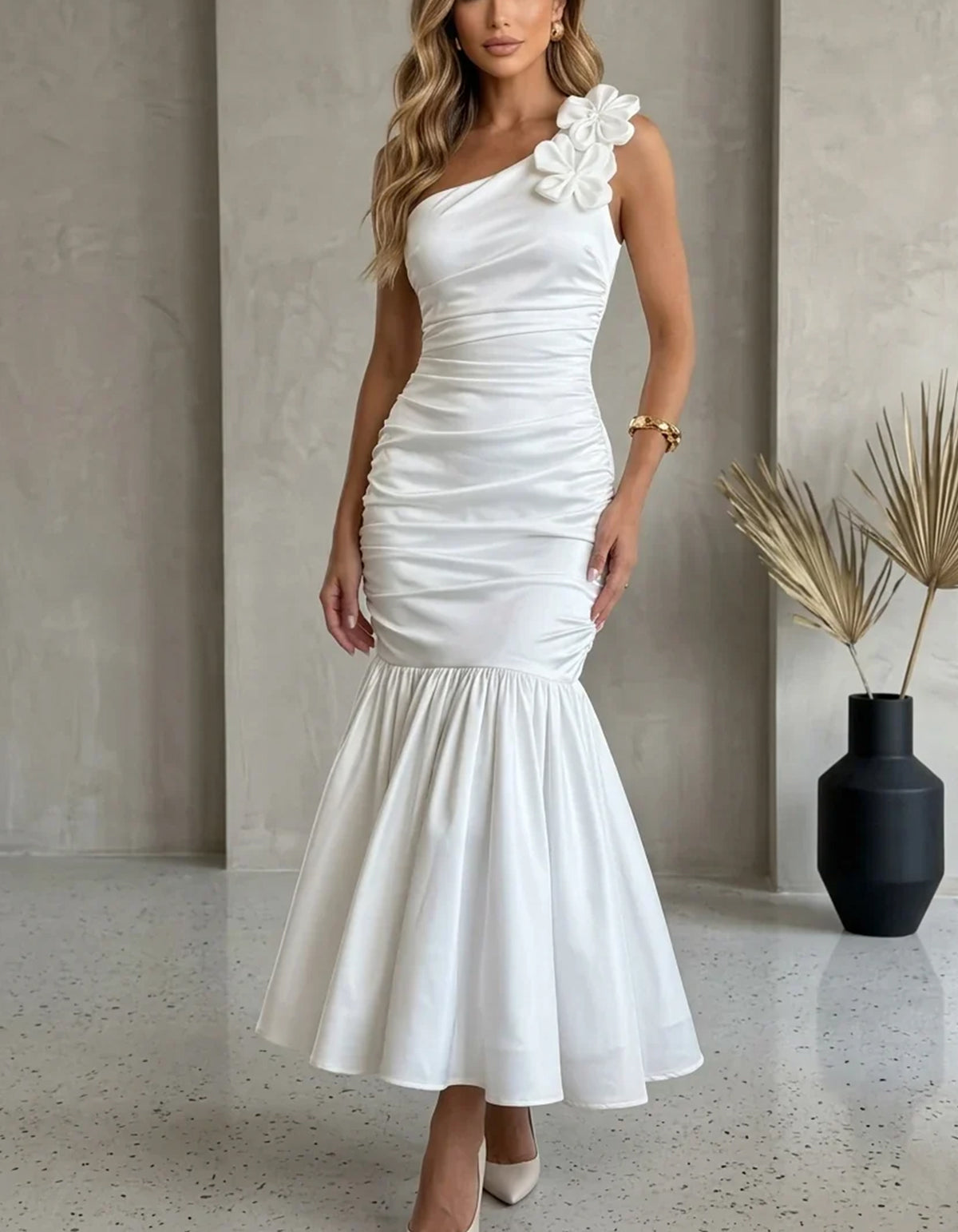 Robe midi en satin à une épaule, fleur 3D et ourlet volanté