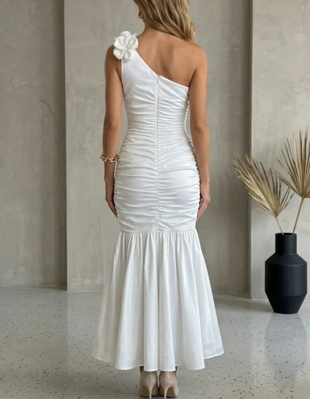 Robe midi en satin à une épaule, fleur 3D et ourlet volanté