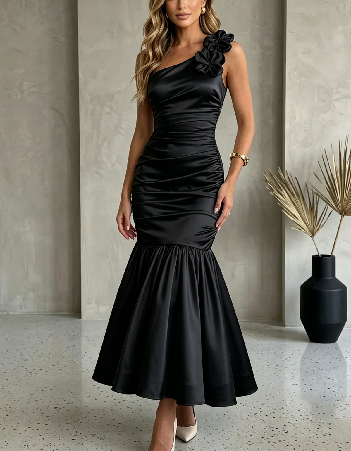 Robe midi en satin à une épaule, fleur 3D et ourlet volanté