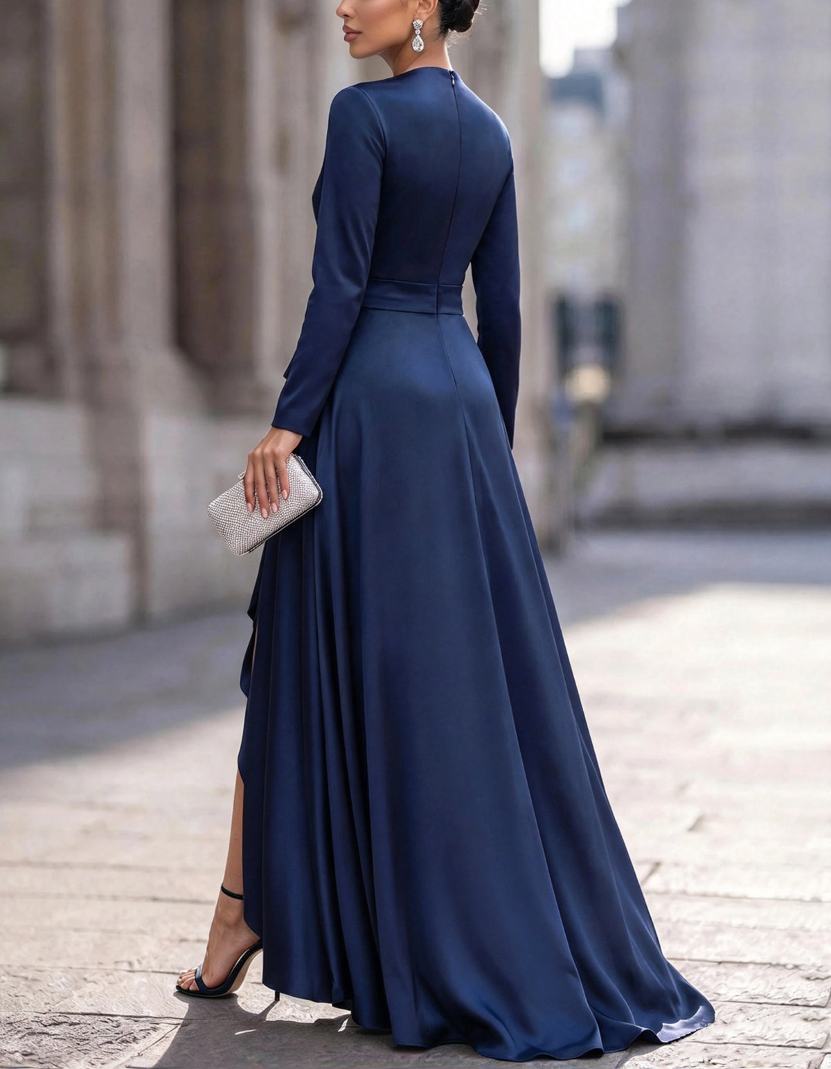 Dunkelblaues Satin-Maxikleid mit V-Ausschnitt und Bindung vorne