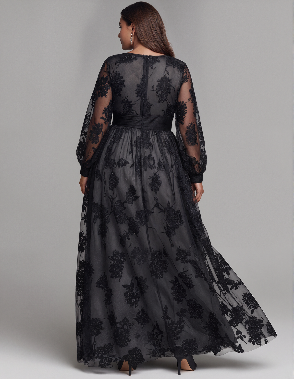 Vestido maxi preto de renda floral com decote em V