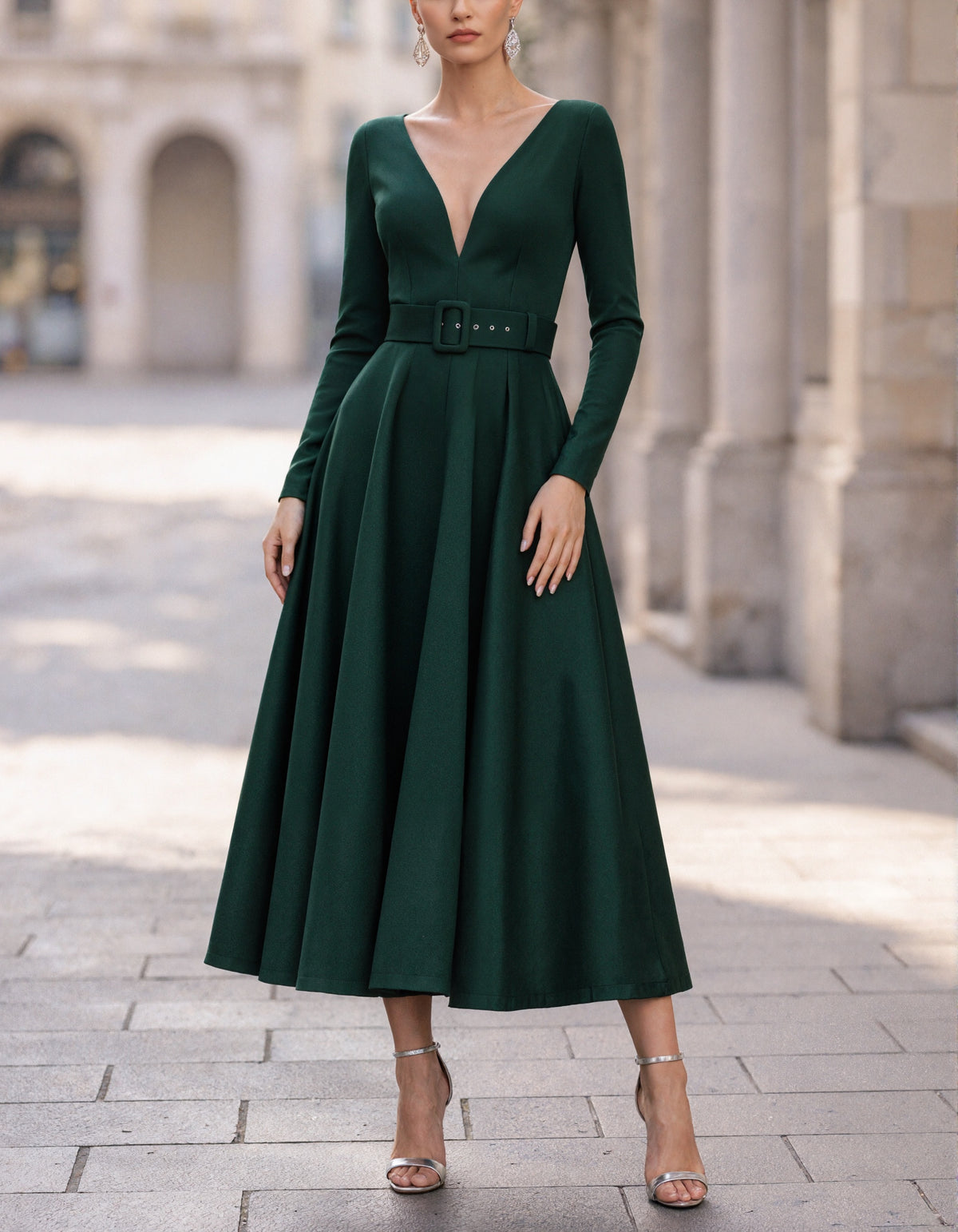 Dunkelgrünes Midikleid mit V-Ausschnitt und langen Ärmeln